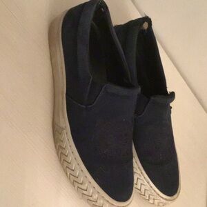 Kenzo sneaker slip on. Very comfortable…size 36